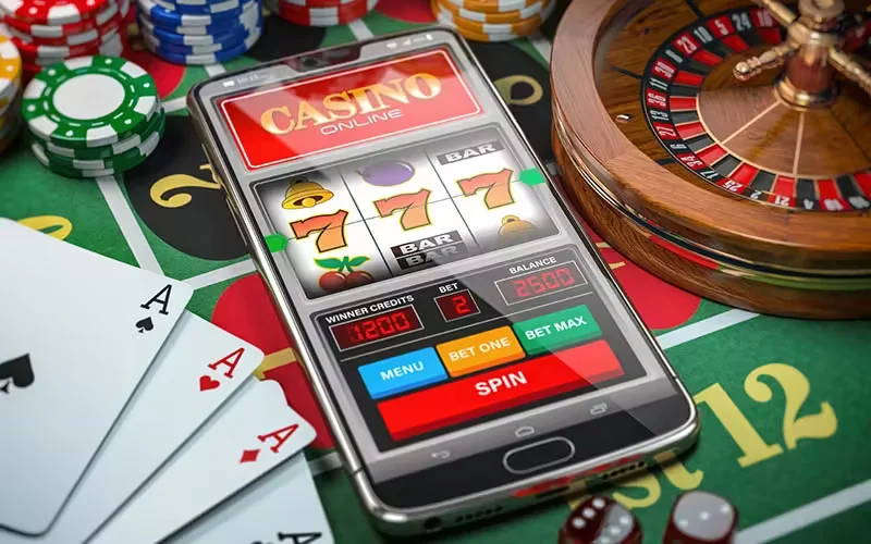 Donna elegante in abito moderno che sorride mentre scorre sul suo smartphone con fiches da poker luminose e simboli 777 delle slot che fluttuano nell’aria in un’atmosfera casino vibrante